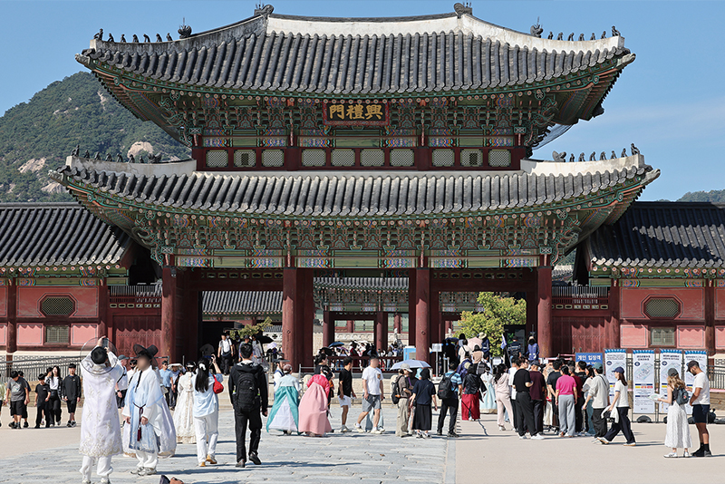Foreign Visitors to Korea Hit Record High - Photo News